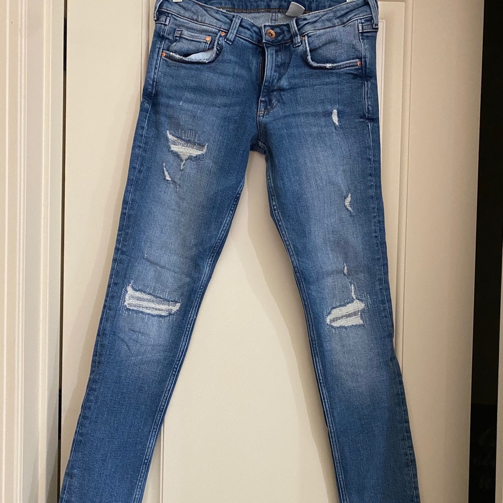 H & M - distressed straight leg/skinny jeans